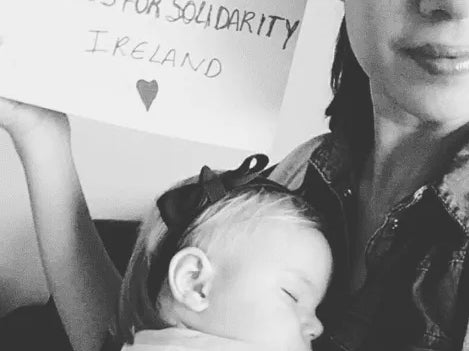 Brasileira ajuda refugiados Sírios com cangurus para bebês- Projeto Social 2015